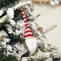 Gnomo di Natale con cappello a righe rosse e bianche e barba lunga bianca su albero innevato - Cappello a Righe Con Cuore / A righe rosse e bianche