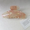 Pince à cheveux en acétate rose et nacré avec texture marbrée pour coiffures élégantes - Rose & Blanc
