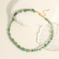 Dettaglio macro della collana artigianale con pietre verdi e distanziali dorati - Avventurina Verde (NE2134-C)