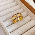 Detailansicht eines goldenen Kutschenrings mit brauner Emaille in einer Samt-Schmuckschatulle - Pferdekutsche Hohl Emaille Stil