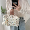 Beauty case trapuntato con fiori e orsetti e cerniera a nastro in bianco crema - Orso Fiore (Testo su una riga)