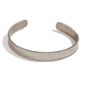 Zilveren open armband met gehamerde textuur en gevlochten randen op wit - 8mm Brede Open Gehamerde Textuur / Staalkleur