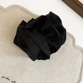 Dettaglio di un grande elastico per capelli a fiore nero con perline sui bordi pieghettati - Clip Twist - Nero - Elastico per Capelli a Fiore Plissettato