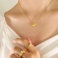 Elegante gouden hart hanger ketting met parel ring set op model in zacht licht - 40+5cm / Goud (Kort 40+5cm)