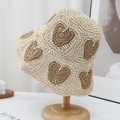Cappello a secchiello all'uncinetto crema con cuori marroni su supporto di legno - Taglia Unica (54-58cm) / Bianco Sporco