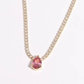Elegante goldene Halskette mit einem rosa birnenförmigen Zirkonia-Anhänger auf weiß - Gold Rosa Zirkonia Tropfen