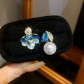 Detalle de pendientes asimétricos con esmalte azul, perlas y cristales brillantes - Estilo de Perla y Flor Asimétrica / Poste de plata - Dorado - Azul