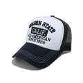 Dettaglio della rete traspirante e cuciture bianche sul cappellino da baseball - Blu navy