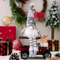 Gnome de Noël avec bonnet gris, barbe blanche et jambes rayées sur voiture rouge - Style Jambes Suspendues / Gris
