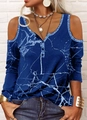 Detail der Cold-Shoulder-Partie am marineblauen Langarm-Oberteil mit Marmor-Print - S / Oberteile / Blau
