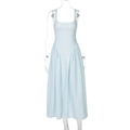 Dettaglio dell'abito a quadretti azzurro con scollo quadrato e vita a baschina - XS / Blu