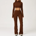 Donkerbruine yogaset bestaande uit een crop-top met lange mouwen en een flare-broek met hoge taille - S / Lange Mouwen + Flare Broek / Karamelbruin