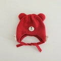 Detail van de rode gebreide baby muts met berenoren, witte vleugels en warme kinbandjes - 1-4 Jaar / Rood