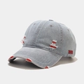 Détail d'une casquette de baseball en denim délavé avec broderie 1999 rouge et déchirures - Réglable / Broderie Bordeaux (1999)