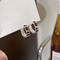 Vue macro des boucles d'oreilles argentées avec incrustation géométrique marron - 77# Boucle-Argent-Café