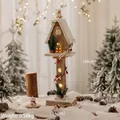 Nichoir de Noël lumineux en bois avec neige et décorations de pins, 49cm - H70744 Maison à Oiseaux en Bois
