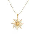 Gros plan d'un pendentif tournesol plaqué or avec des rayons ondulés sur une fine chaîne - Soleil Or