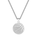 Makroaufnahme der silbernen Basketball-Halskette mit detaillierter Textur und Boxkette - Basketball / Silber Poliert