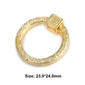 Detalle de aro de metal dorado de 23mm con grabado griego para accesorios de moda - Redondo con cierre cuadrado / Dorado