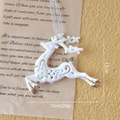 Decorazione a forma di renna di Natale in acrilico bianco con glitter e volute - Renna bianca