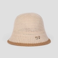 Dettaglio del cappello estivo in maglia con trama a rete e decoro a farfalla dorata - M (56-58cm) / Beige con bordo cammello