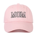 Gros plan sur la casquette en coton rose avec broderie MOM et détail de la visière - Rose MOM