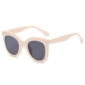 Occhiali da sole cat-eye beige con lenti grigio scuro e montura rotonda oversize - C04 Beige