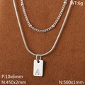 Collar de doble capa en acero plateado con colgante cuadrado letra A sobre fondo marrón - Letra Plateada A