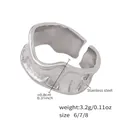 Anello aperto in acciaio inossidabile con motivo a onde irregolari e finitura in argento - US 6 / Color Acciaio
