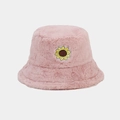 Detailaufnahme von rosa Plüsch-Anglerhut mit gestickter Sonnenblume für den Winter - M (56-58cm) / Rosa