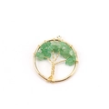 Detail van een Levensboom hanger met gouden draad en groene kristallen steentjes - Groene Aventurijn Levensboom / 30mm / Goud