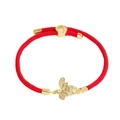 Dettaglio di un bracciale in corda rossa intrecciata con ciondolo ape dorata e charm foglia - Rosso