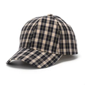 Detailansicht des Karomusters und des gebogenen Schirms dieser modischen Karo-Basecap - Schwarz Gelb Beige Karo Stil (B)