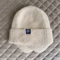 Bonnet en maille avec cache-oreilles en peluche blanc crème avec écusson flocon de neige - Taille unique / Beige