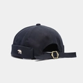 Detalle del gorro docker de lona azul marino con bordado de oso polar y hebilla de bronce - Ajustable / Azul marino
