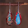 Macro-opname van druppelvormige natuurstenen oorbellen met rood-blauwe texturen op hout - Rood en Blauw Verweven Textuur Stijl (ER1025-15)