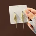 Detail van S925 zilveren naaldkwastjes oorbellen met gouden bladeren en zirkonen - Gouden verenkwastje 925 sterling zilveren oorbel hangoorbellen(E1280)