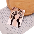 Cartoncino per gioielli minimalista con illustrazione donna su vassoio in legno rustico - ZK183 Illustrazione di donna con cappello a tesa larga / 5x7cm