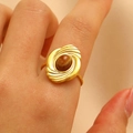 Goldener Vintage-Ring aus Edelstahl mit ovalem braunem Tigerauge-Stein am Finger - Goldener Wolken-Tigerauge-Ring Stil (6080)