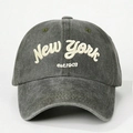 Dettaglio del ricamo 3D bianco New York su un cappellino in cotone grigio antracite lavato - Taglia unica / Verde Militare