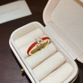 Dettaglio dell'anello a serpente rosso dorato con lettera H di cristallo e smalto rosso - Stile Lettera H / Rosso/Oro