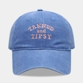 Détail de la broderie rose TANNED and TIPSY sur une casquette en coton bleu délavé - Réglable / Bleu clair