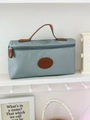 Detailansicht der Morandi blauen Nylontasche mit Ledergriff und geprägtem Logo-Patch - Blaugrau