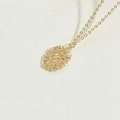 14K vergoldete Halskette mit ovalem Ast-Anhänger und kleinen weißen Diamanten darauf - Zweig Durchbrochen