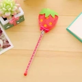 Simpatica penna gel con pompon a fragola, fusto a pois rosa e dettaglio foglia verde - Fragola