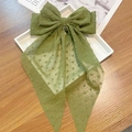 Franse groene chiffon strik haarspeld met stippen en lange linten op houten achtergrond - Lange lint veerclip / Groen met stippen