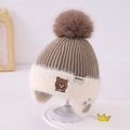 Dettaglio del berretto invernale con ricamo a orsetto e paraorecchie in peluche - 3-8 Anni / Marrone