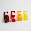 Etiquetas de ropa de acrílico en marrón, rojo y amarillo con texto NEW Arrivals y SALE - Tamaño Personalizado / En blanco