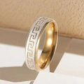 Bague bicolore en acier inoxydable avec motif méandre grec et bordures dorées - Taille 7 / Style Dépoli à Motif Méandre - 6mm (21-C-1) / Argent Mat