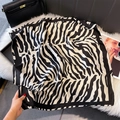 Dettaglio del foulard in seta con stampa zebrata a righe, finitura satinata e bordi curati - 70x70cm / Stampa Zebra Nera Classica (W-451)